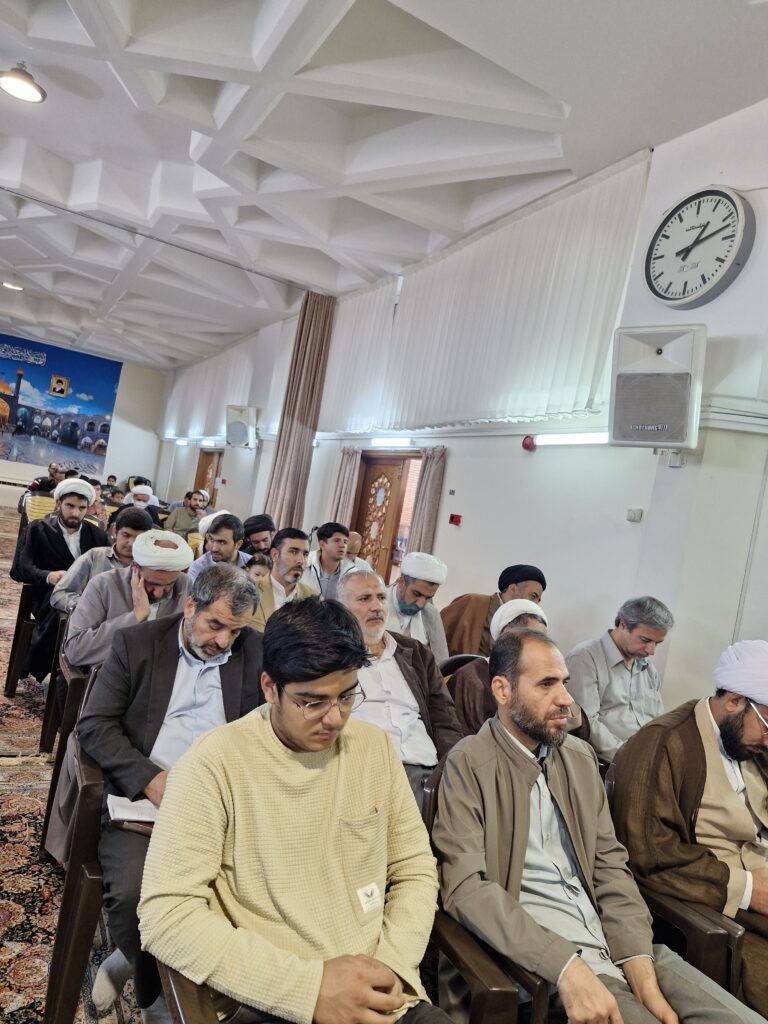 بیانیه پایانی همایش "مبانی قرآن بنیانِ مقاومت و استکبارسازی"
بسم الله الرحمن الرحیم
در پایان همایش "مبانی قرآنی مقاومت و استکبارسازی"، با کمال افتخار و تواضع، به جمع‌بندی نتایج و دستاوردهای این رویداد علمی و فرهنگی می‌پردازیم:
الف: هدف
 این همایش با هدف بررسی عمیق‌تر مفاهیم قرآنی مرتبط با مقاومت و استکبار ستیزی، ایجاد فضایی برای تبادل نظر میان اندیشمندان و فعالان قرآنی، و ارائه راهکارهای عملی در راستای تقویت روحیه مقاومت و استکبار ستیزی برگزار شد.
ب: دستاوردهای همایش 
تحلیل جامع مفاهیم قرآنی:
در همایش با تکیه بر آیات قرآن کریم، مفهوم مقاومت به‌عنوان یک اصل بنیادین در اسلام تبیین و مشخص شد بر اساس آیه شریفه فَاسْتَقِمْ کما أُمِرْتَ وَ مَنْ تابَ مَعَک (هود/ 112) همگان وظیفه دارند در همه عرصه های نظامی، فرهنگی، سیاسی  و اقتصادی مقاومت کنند  
و بر اساس آیه شریفه  فَاسْتَقِیمُوا إِلَیهِ وَ اسْتَغْفِرُوهُ استقامت باید بر اساس خدا محوری، ولایت مداری و معادباوری شکل گیرد. 
با توجه به آیه شریفه إِنَّ الَّذِینَ قالُوا رَبُّنَا اللَّهُ ثُمَّ اسْتَقامُوا تَتَنَزَّلُ عَلَیهِمُ الْمَلائِکةُ أَلَّا تَخافُوا وَ لا تَحْزَنُوا وَ أَبْشِرُوا بِالْجَنَّةِ الَّتِی کنْتُمْ تُوعَدُونَ (فصلت/30) و دیگر آیات قرآن کریم؛ جبهه مقاومت در برابر تمام کفر ایستاده و با استقامت در برابر استکبار به احد الحسنیین نائل می شود. 
در این همایش به نمونه‌های موفقی از مقاومت اشاره شد که می‌تواند الهام‌بخش نسل‌های آینده باشد. 
ج: گفتمان‌سازی و هم‌اندیشی
فضای همایش فرصتی مناسب برای تبادل نظر میان قرآن پژوهان، صاحبنظران و فعالان اجتماعی برای هم افزایی در موضوع مبانی قرآن بنیان مقاومت و استکبار ستیزی فراهم کرد.
د: پیشنهادات عملی:  
 در همایش به ارائه راهکارهایی برای تقویت روحیه مقاومت پرداخته شد. این پیشنهادها شامل برنامه‌های آموزشی، پژوهشی و فرهنگی بود که اهم آن به شرح زیر است:
مؤسسات قرآنی، رژیم اشغالگر و کودک کش صهیونیستی را کشوری مستقل نمی شناسد و انگاره های تفرقه افکنانه با عنوان «راه حل دو کشوری» را به شدت محکوم می کند
 آحاد ملت با همکاری همه دولت باید در برابر هجمه های فرهنگی بویژه رفتارهای هنجار شکنانه در ایران و بخصوص در قم مقاومت کرده و به هیچ وجه اجازه ندهند قم مقدس جولانگاه فریب خوردگان فرهنگی و عوامل استکبار جهانی شود.
واجبات الهی بخصوص حجاب و عفاف؛ تکلیف شرعی و قانونی است و کسی حق ندارد با دوگانه جعلی «اجبار پذیری یا اجبار ناپذیری» با احکام الهی مخالفت کند.
مؤسسات قرآنی آماده همکاری همه جانبه با  دولت  و بخصوص ارگان های فرهنگی است و در این راستا می تواند نقش بسیار فعالتری در توسعه و ترویج فرهنگ قرآنی ایفا کند.
در زمانی که همه مؤسسات فرهنگی، بویژه موسسات قرآنی در خط مقدم مبارزه و مقاومت فرهنگی قرار دارند، انتظار می رود مسئولان قوای سه گانه در برخی از  تصمیم های غیر فرهنگی تجدید نظر کرده و از  فشار مضاعف مالی به موسسات قرآنی پرهیز کنند.
در پایان مؤسسات قرآن  و عترت استان قم ضمن تجدید عهد و بیعت با نایب امام زمان، مقام معظم رهبری، آماده است به هر شکلی که معظم له مصلحت بدانند در راه مقاومت ، نفس  و نفیس خود را فدا کند. 

د: نتیجه‌گیری
این همایش نشان‌دهنده‌ی عزم راسخ جامعه قرآنی ما برای ترویج فرهنگ مقاومت و مقابله با استکبار و اعلام آمادگی مؤسسات قرآنی برای هر گونه همکاری با جبهه مقاومت است. امیدواریم که نتایج این همایش بتواند چراغ راهی برای فعالیت‌های آینده باشد.والسلام علیکم و رحمت الله و برکاته